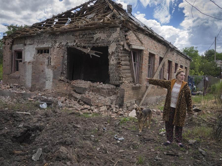 Ukraine forced to cede key battleground city