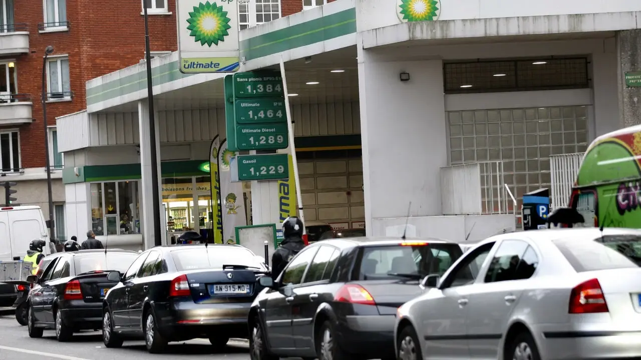 French energy giants urge consumers to cut back