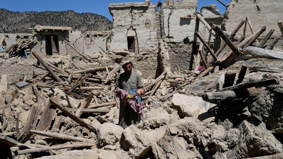 Destruction everywhere, help scarce after Afghanistan quake