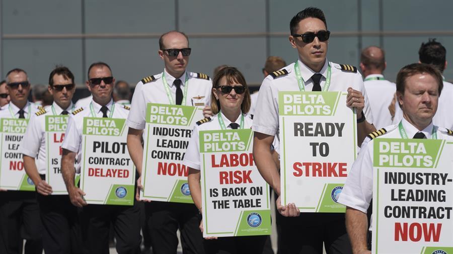 Strained US airlines face July 4 test