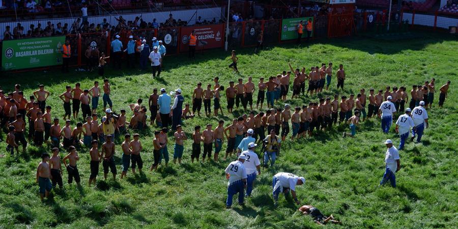 Traditional oil wrestling festival kicks off with record level participation