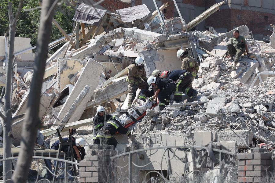 Ukraine leader accuses Russia of ’terror’ in missile strike