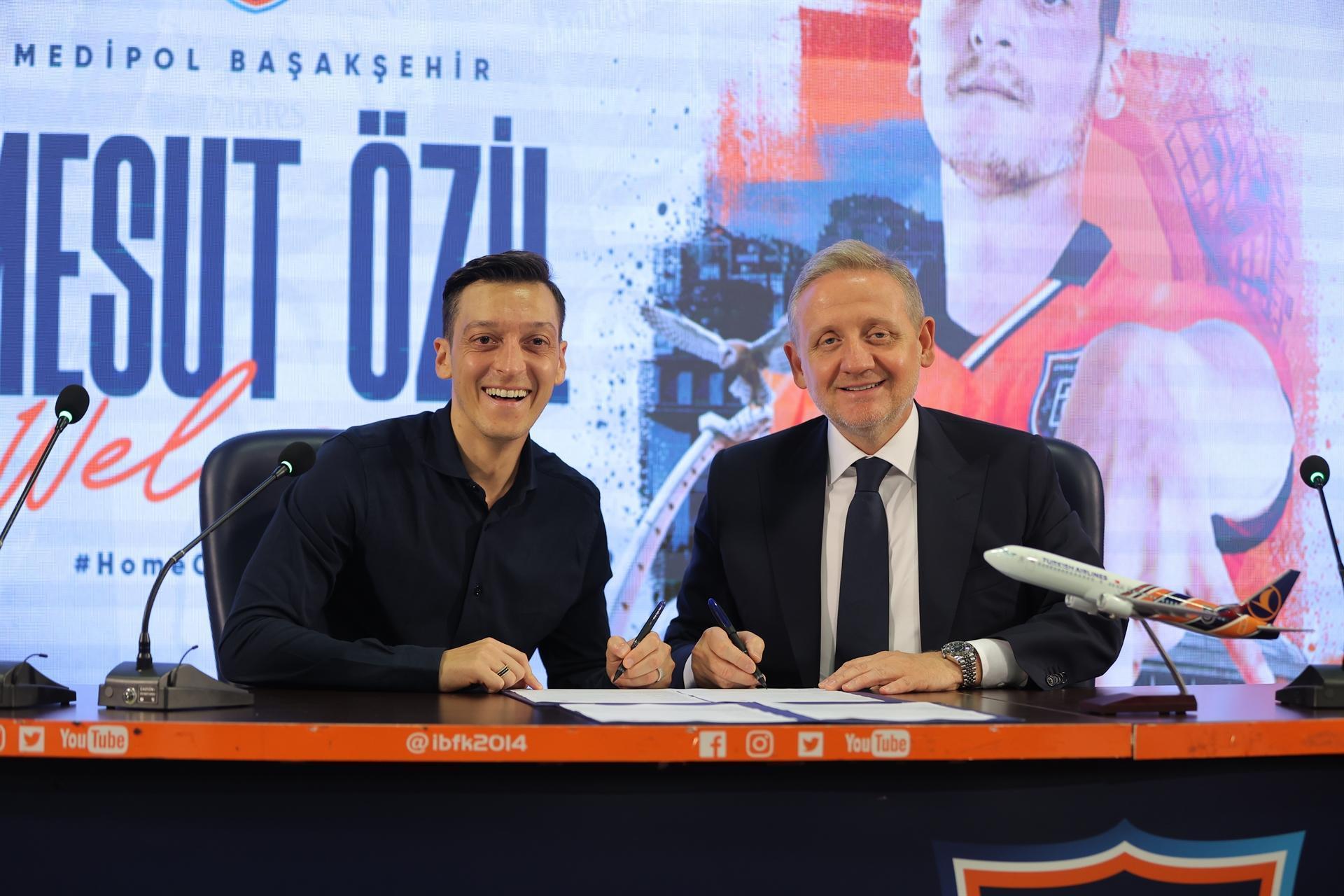 Mesut Zil In Ba Ak Ehir E Imza T Reninden Foto Raflar Son Dakika