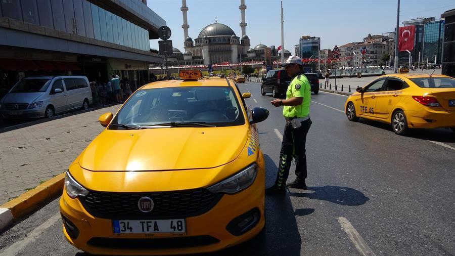 Mandatory for taxi drivers to ask documents from foreigners