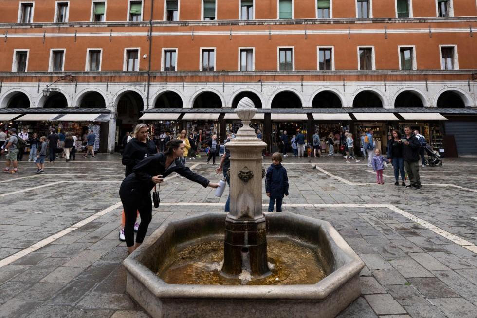 Venice pushes tourists to drink from fountains and shun plastic