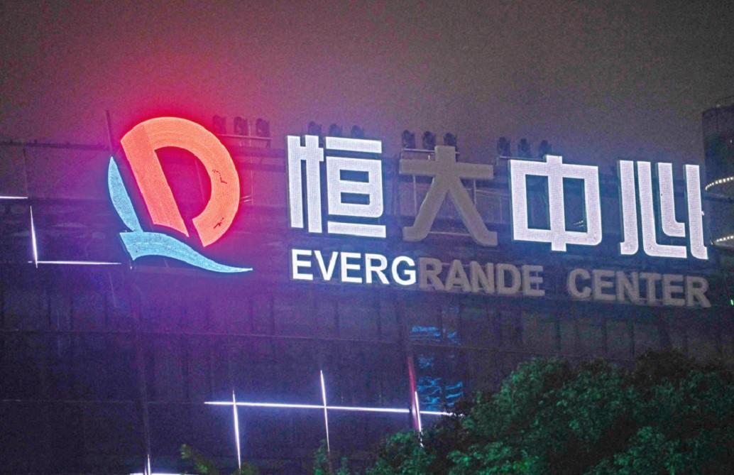 Evergrande ousts top executives