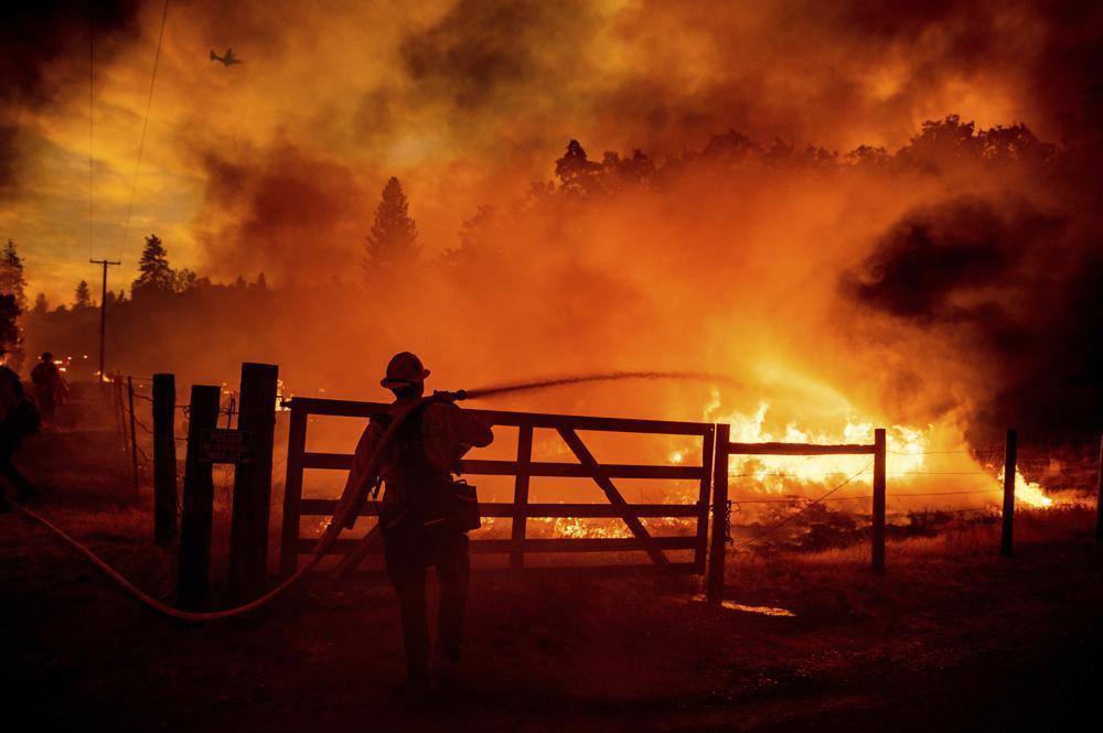 Thousands evacuated as California wildfire grows
