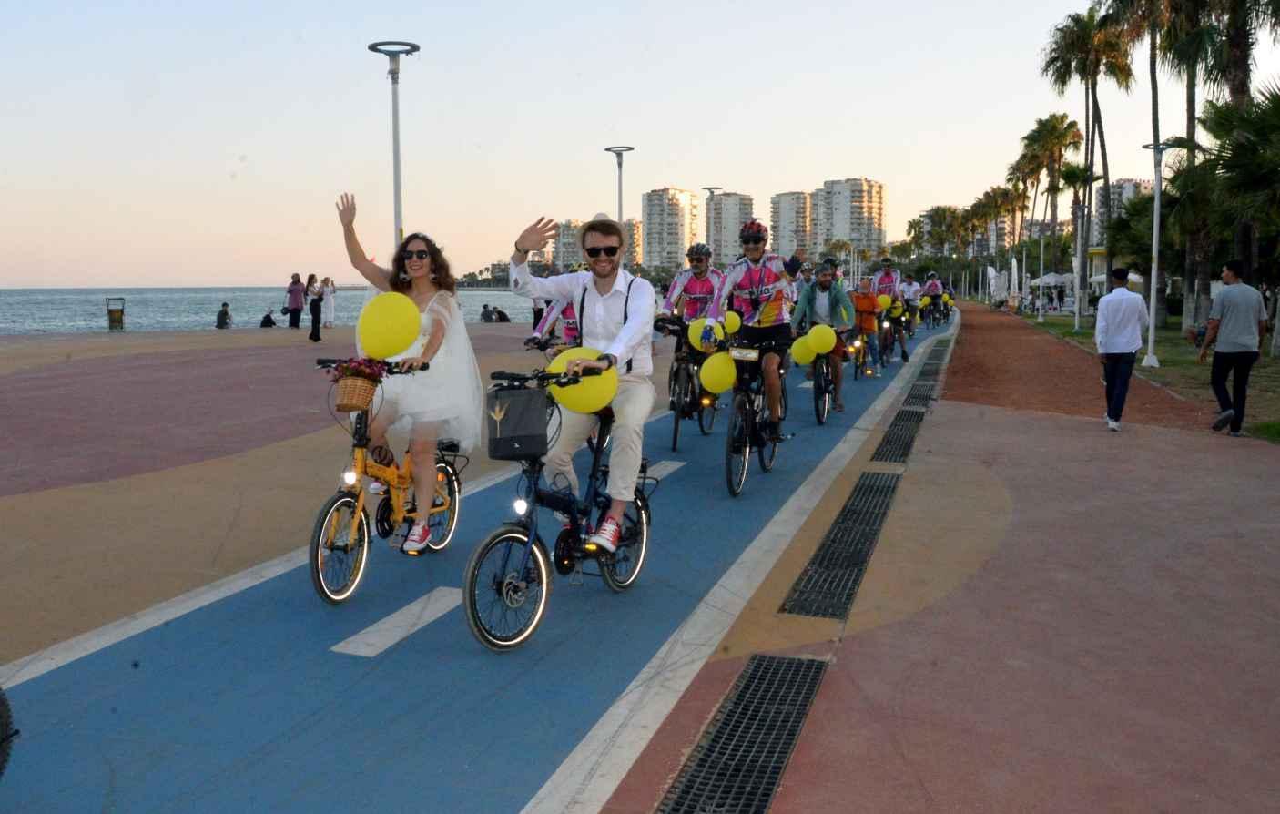 Couple makes bicycles their bridal vehicles