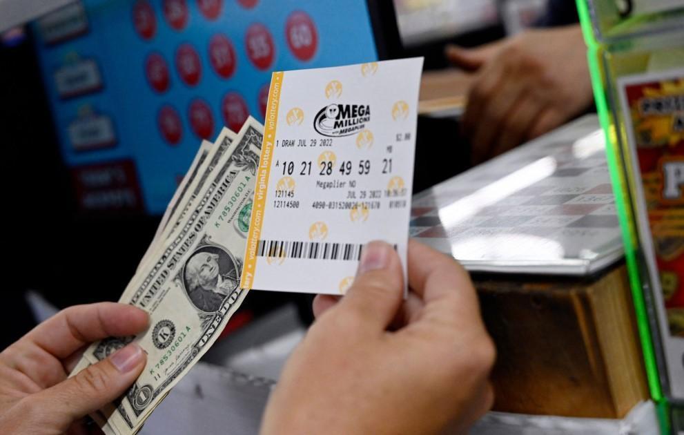 US lottery player wins jackpot topping $1.3 billion