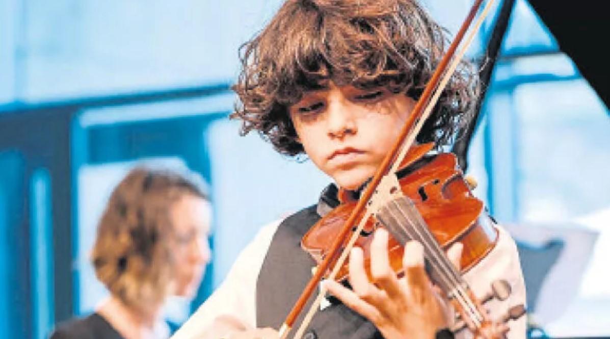 Gifted Turkish boy attracts with violin skills
