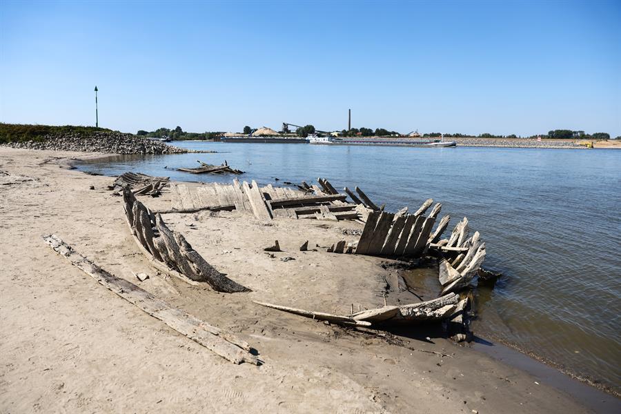 Rhine drops below crucial level, impacts river transport