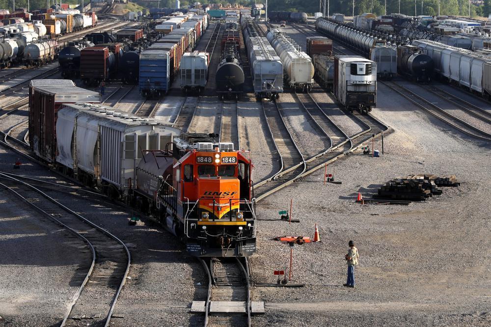 US plan to end railroad contract dispute calls for 24 pct raises