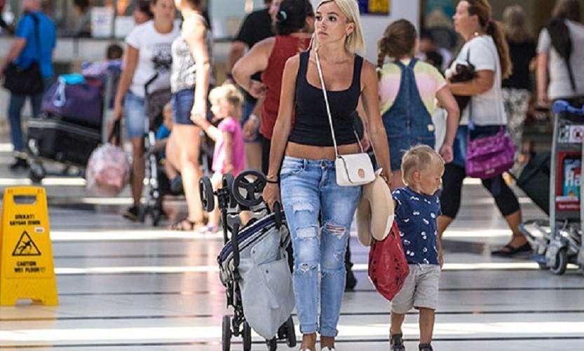 Russian tourists eye medicines during their vacation in Türkiye
