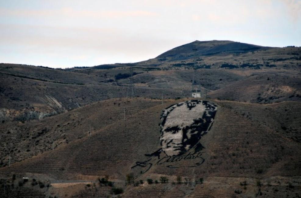 Painter calls to protect giant Atatürk portrait