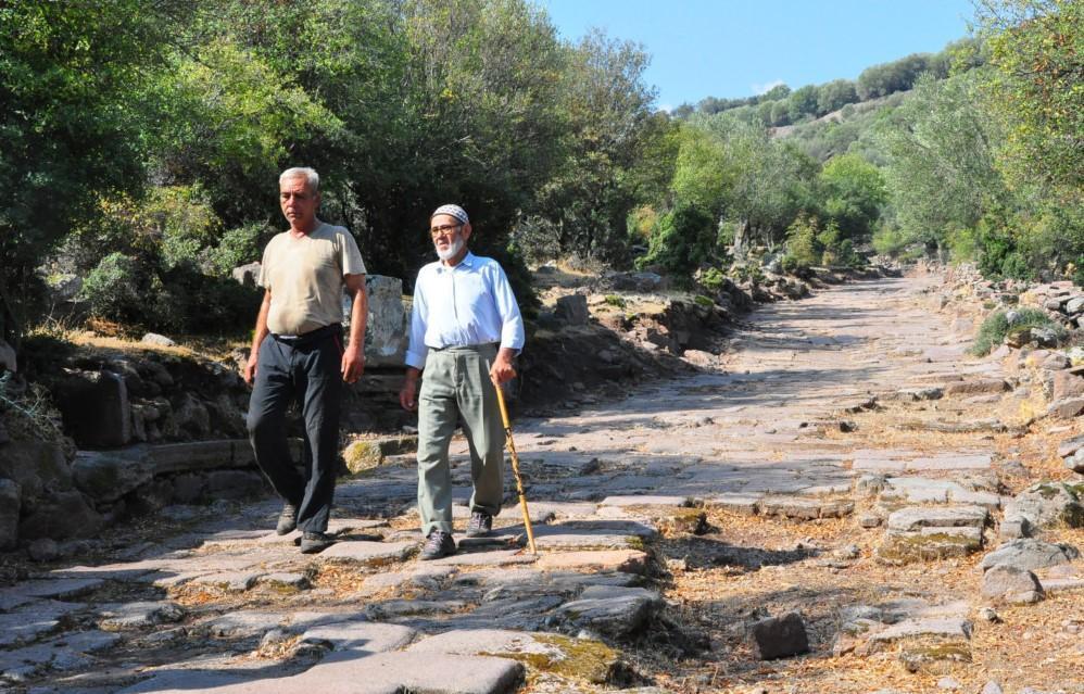 Father-son team devotes life to protecting ancient city of Aigai