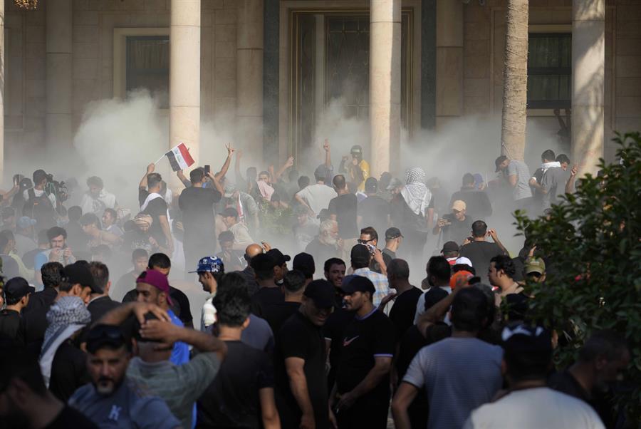 Iraq protesters start to withdraw after Sadr demands end