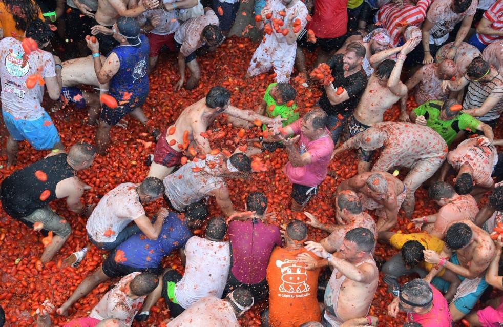 Spain’s tomato food fight fiesta returns after pandemic