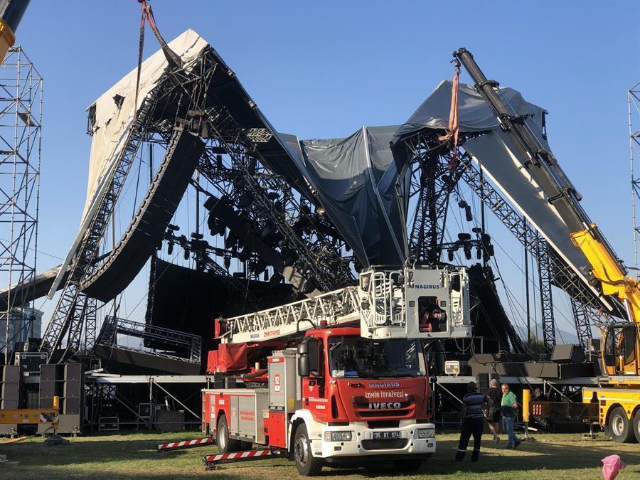 Stage in İzmir tumbles down days before Tarkan’s concert