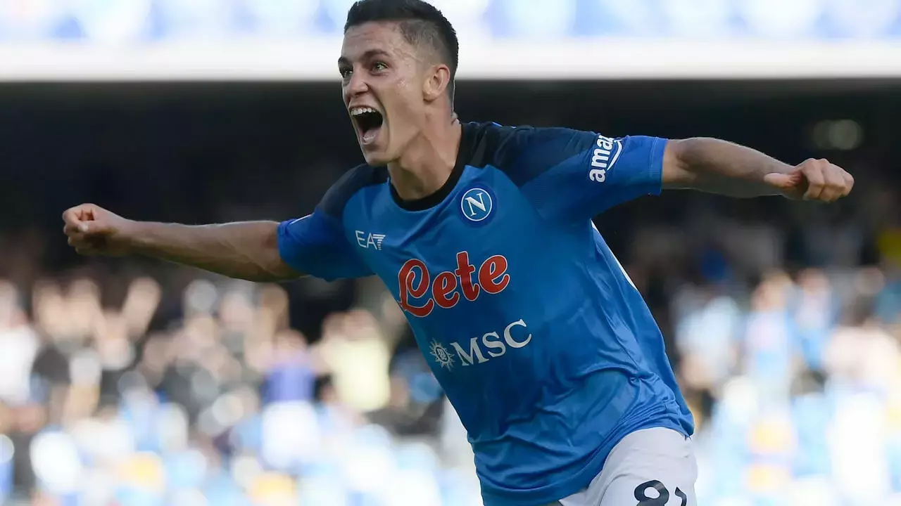 Raspadori fires Napoli to top
