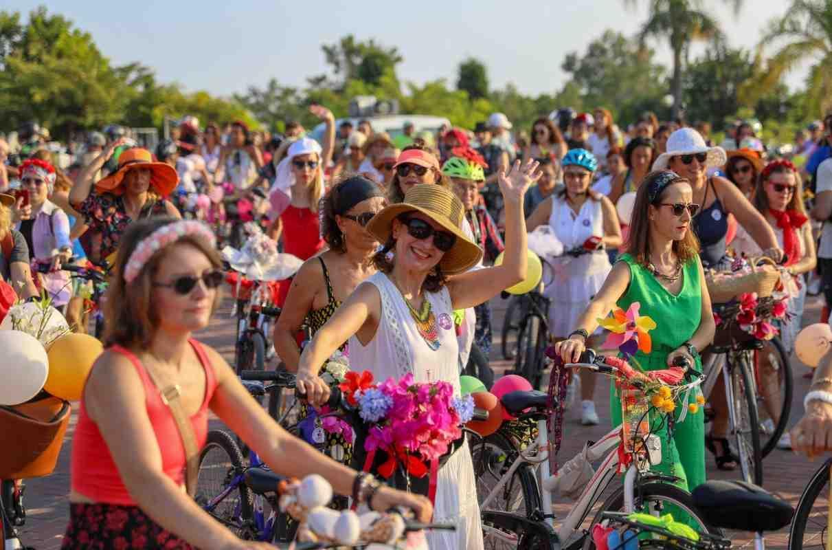 ‘Fancy women’ ride bikes to mark Car Free Day