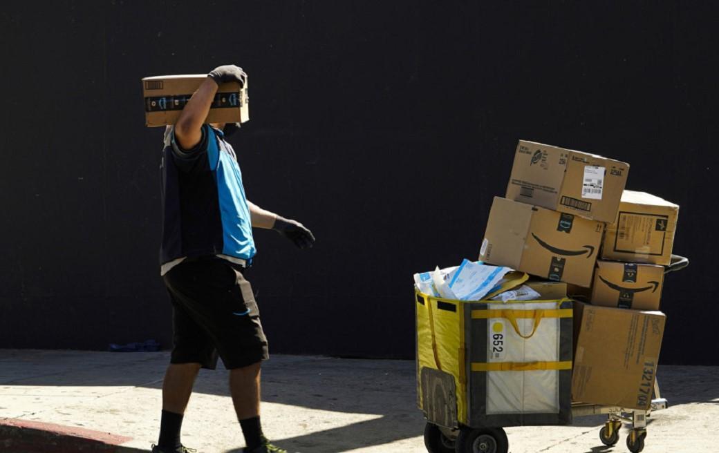 Amazon to raise average hourly pay by $1
