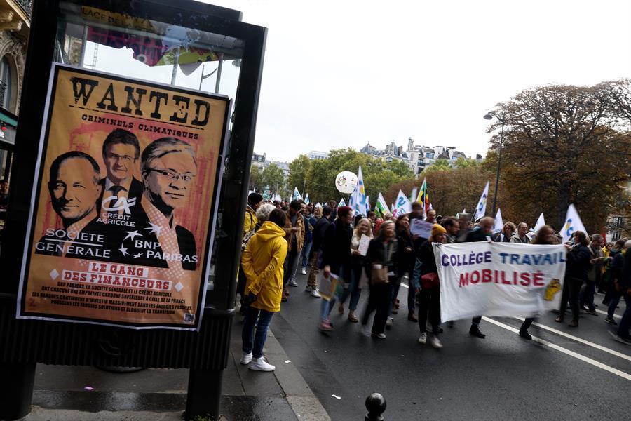 Macron agrees pension reform timeline as protests start