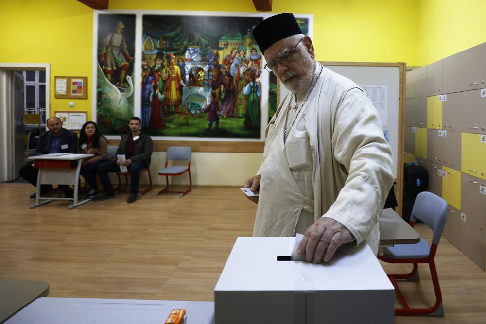 Bulgarians hold 4th election in 18 months amid turmoil