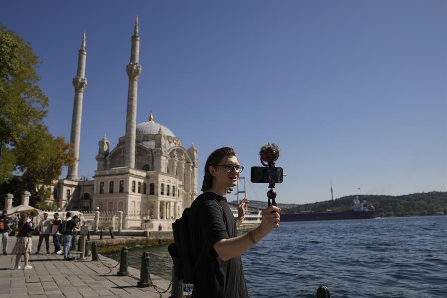 Fleeing Russians follow path of 1917 refugees to Istanbul