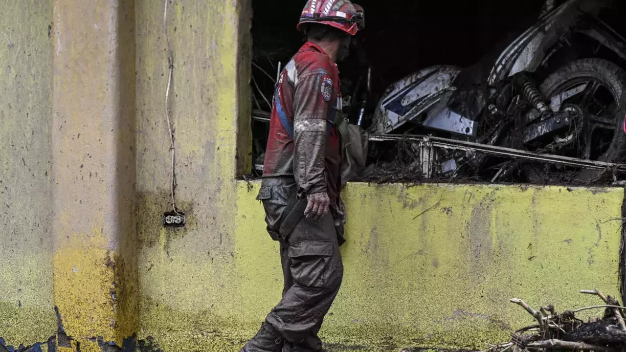 Neighbors, rescuers search for missing after Venezuela landslide