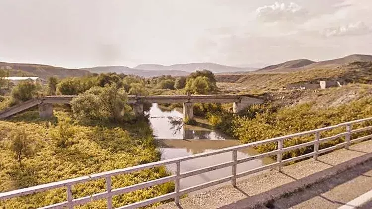 Man ‘sells’ historical bridge to waste collectors