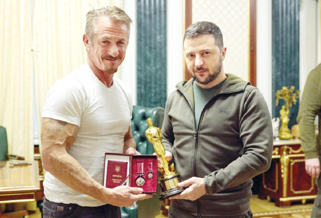 Penn gifts his Oscar to Zelensky
