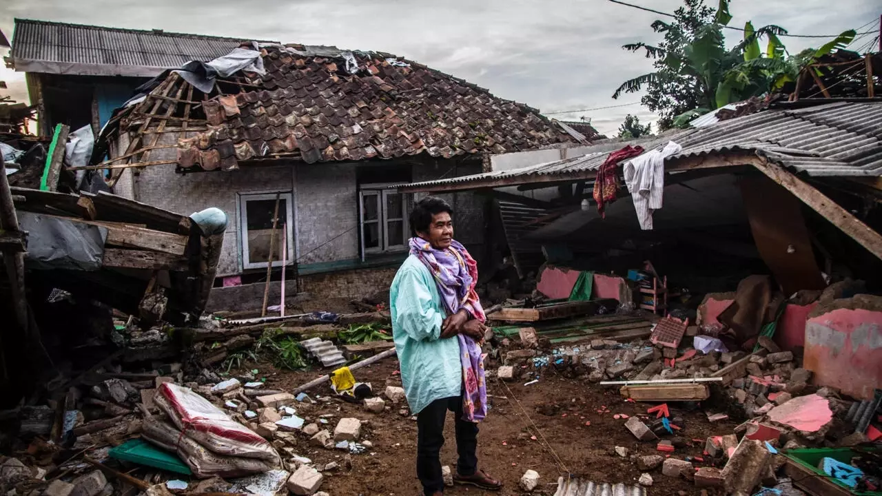 Indonesia quake toll jumps to 268, rescuers hunt for survivors