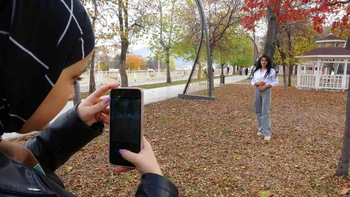 Mayor orders not to sweep ‘enchanting’ autumn leaves