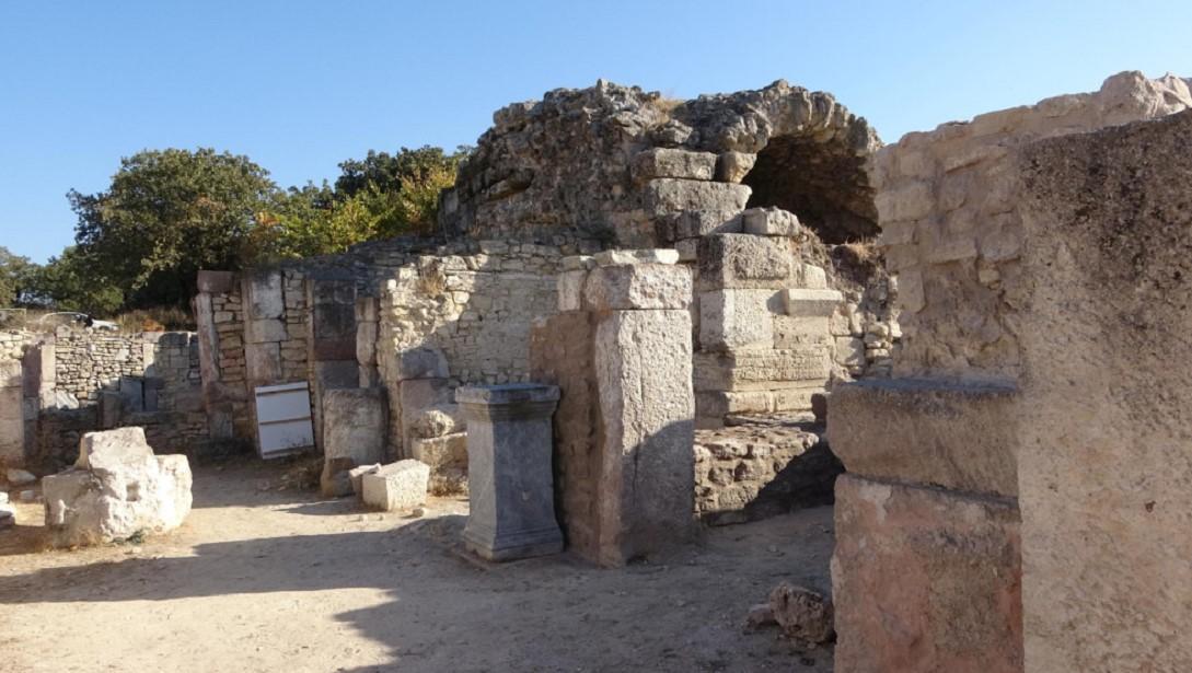 Wall of Odeon regains ancient look
