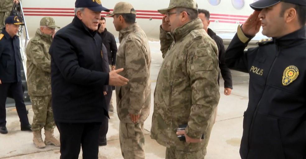Minister Akar checks troops on Iraqi border