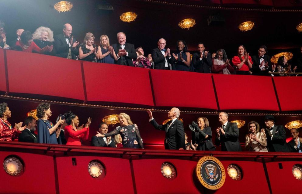 Glitzy Washington gala honors legendary artists