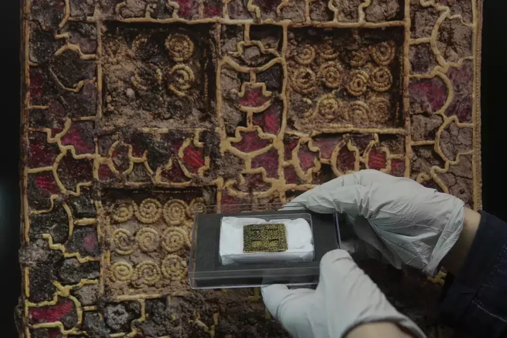 Dig at UK housing site yields major 7th century treasures