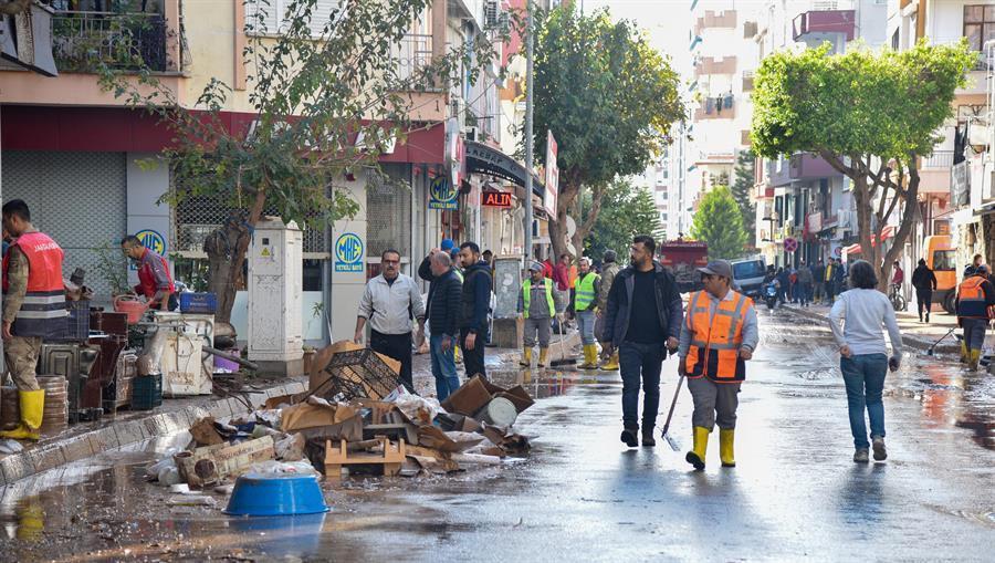 Meteorologists warn of torrential rain in Antalya