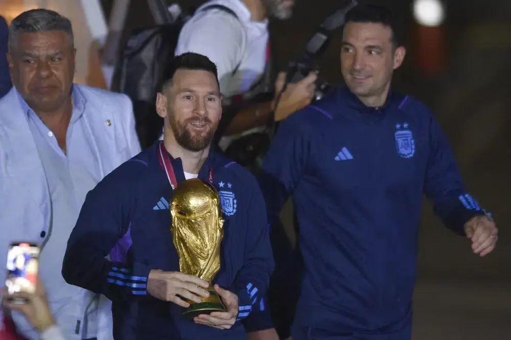 Huge crowds welcome Argentina team after World Cup victory