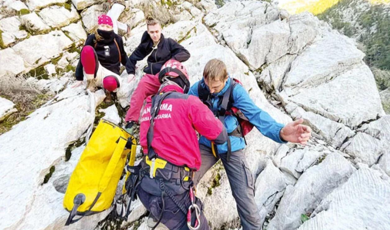 Russian tourists stranded on mountain for 11 hours rescued
