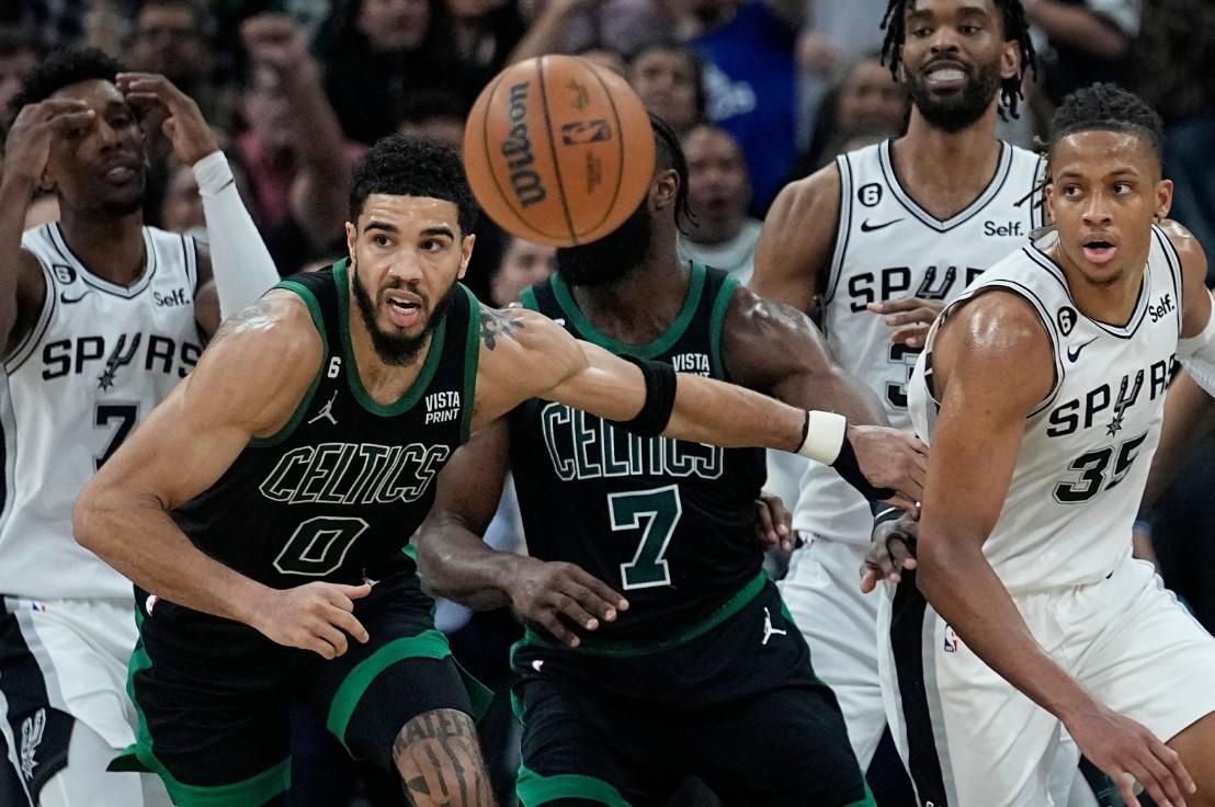 Tatum scores 34 as Celtics hold off Spurs