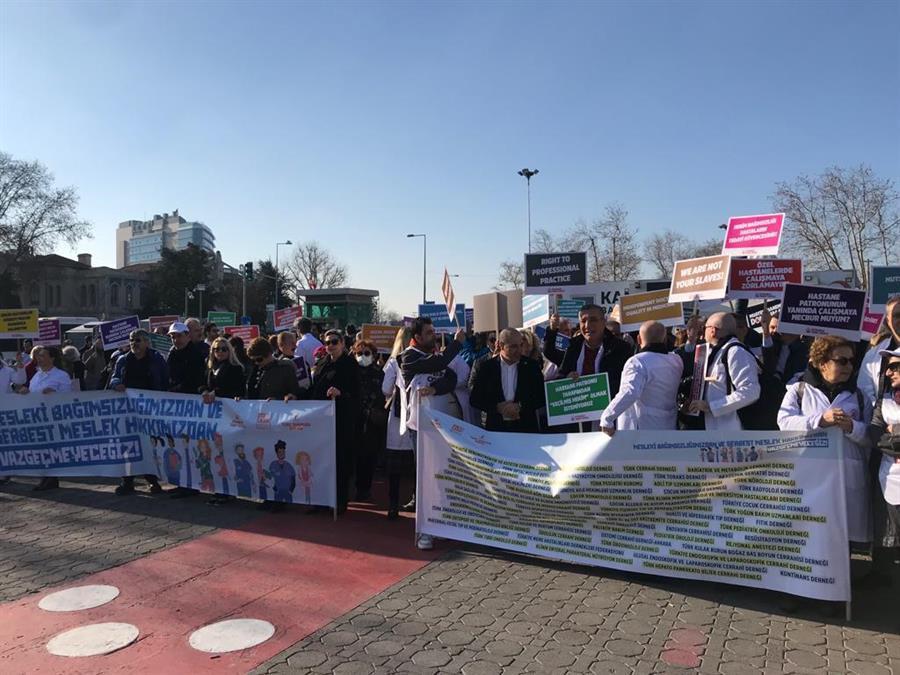 Doctors rally against latest rules for private hospitals in Istanbul