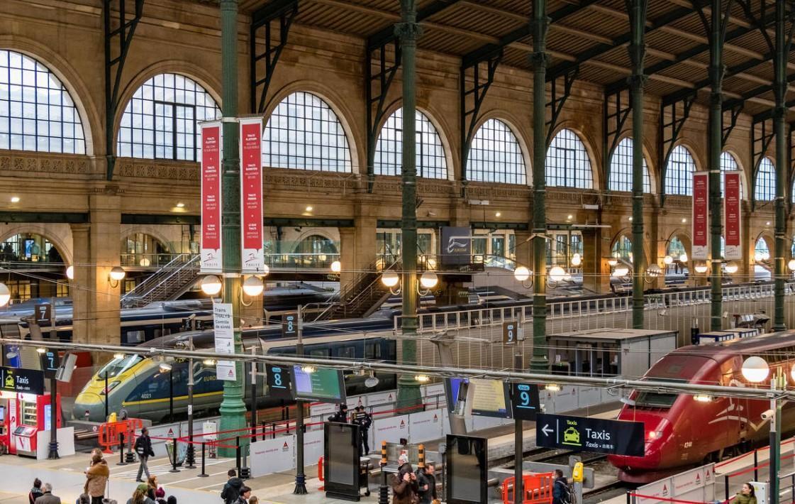 Several hurt in Paris station attack, attacker neutralized