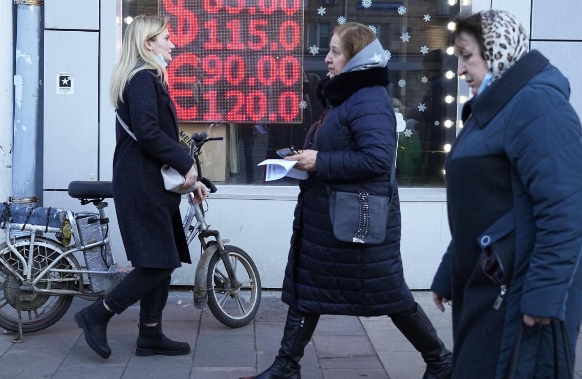 Russia runs budget deficit as defense spending rises