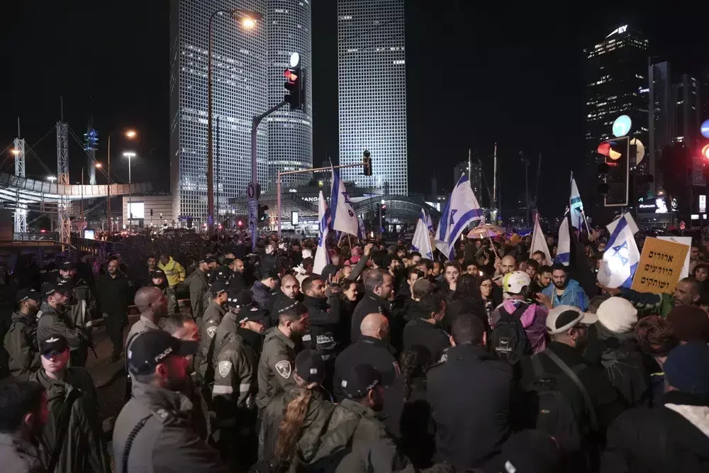 Thousands of Israelis rally against Netanyahu government