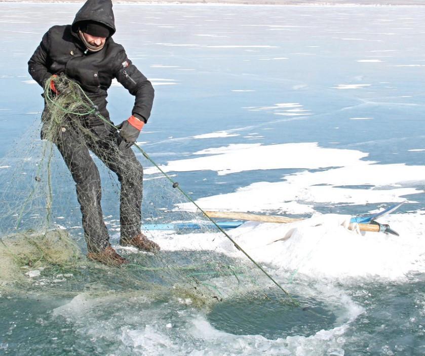 Fishermen haul their nets back up at Lake Çıldır