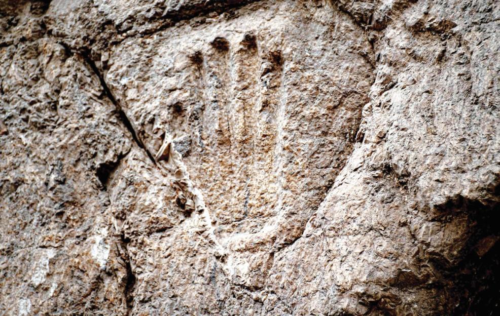 Ancient hand imprint baffles Israeli experts