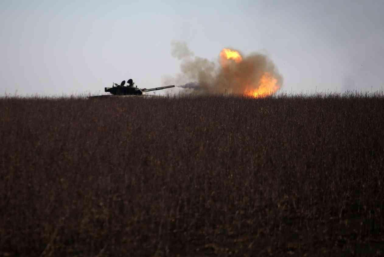 Ukraines Bakhmut evacuates as Russia claims to be nearing