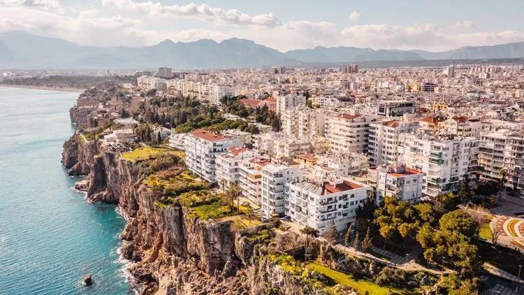 Unlicensed foreign realtors selling houses through social media