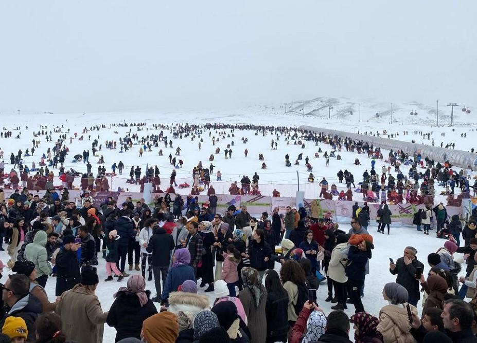 Tourists flock to Erciyes after snowfall